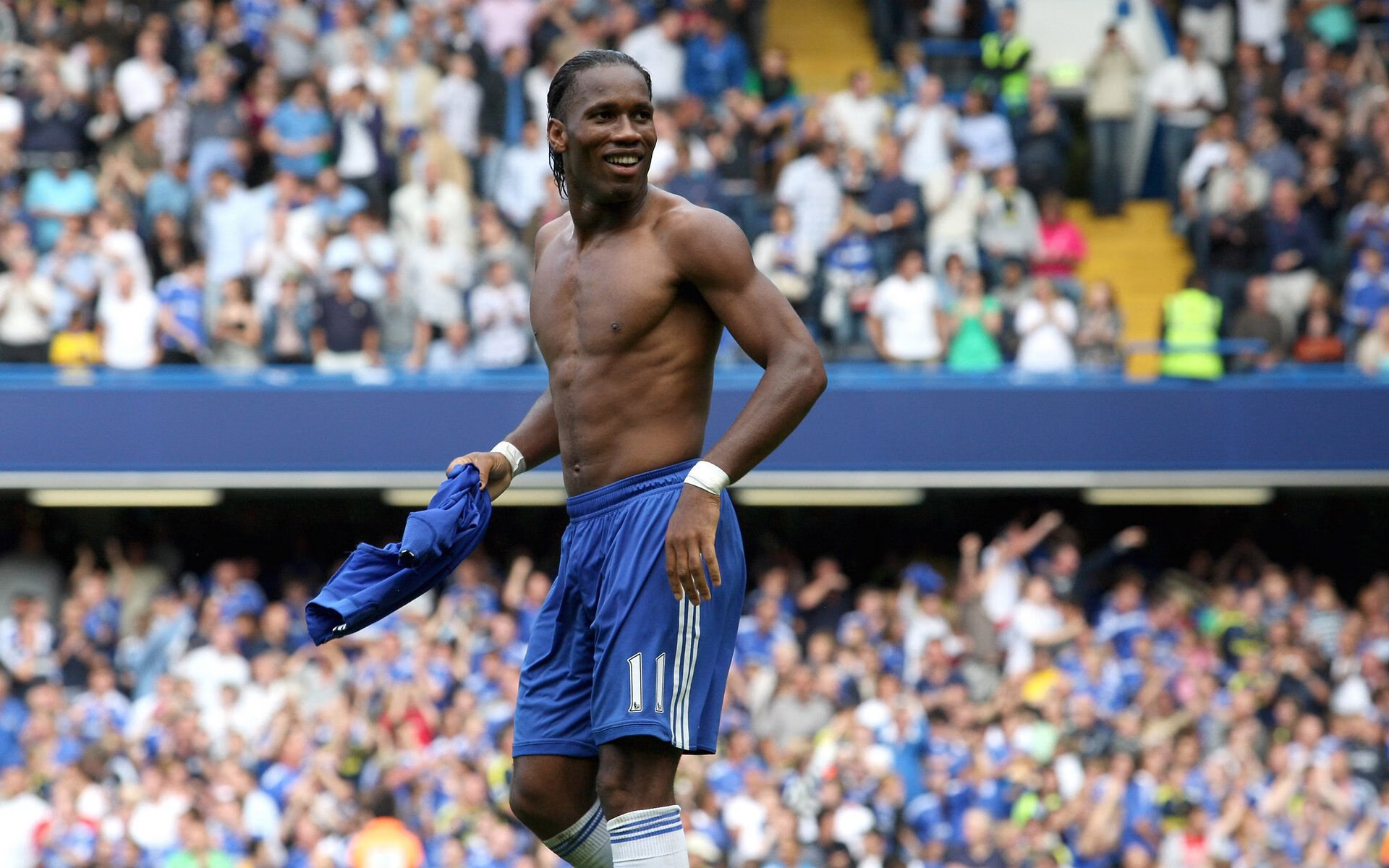 当橙衣风暴席卷绿茵场，荷兰横扫秘鲁，加维在F1街道赛的跨界统治